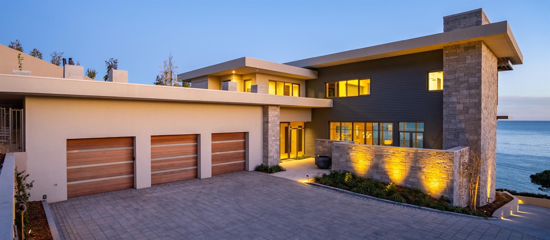  Bluff House
